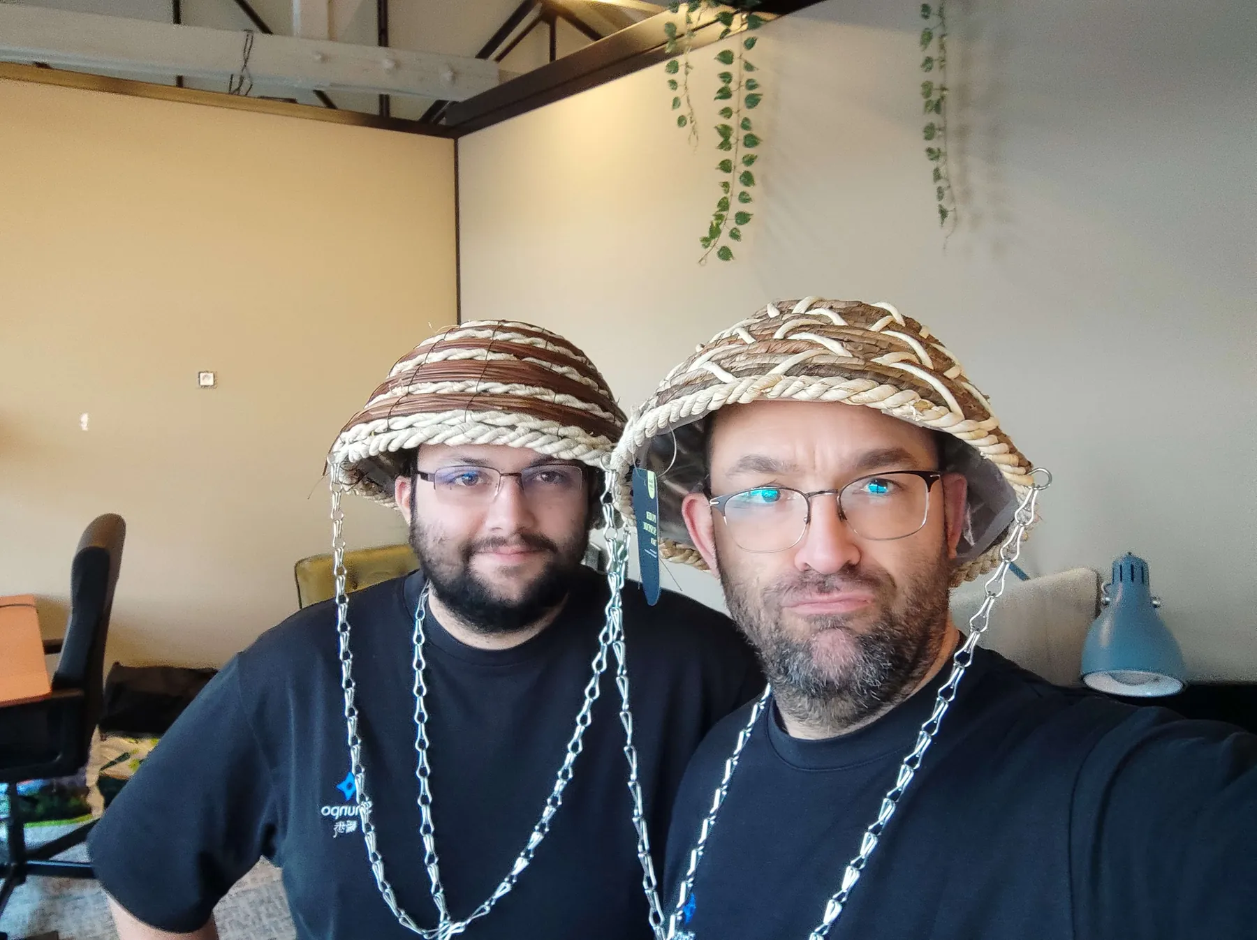 Selfie de deux membres de l'équipe SHUNPO coiffés de chapeaux de paille tressés, dans les bureaux.